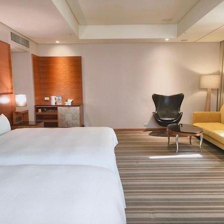 Via Hotel Breeze Taipei Exterior photo